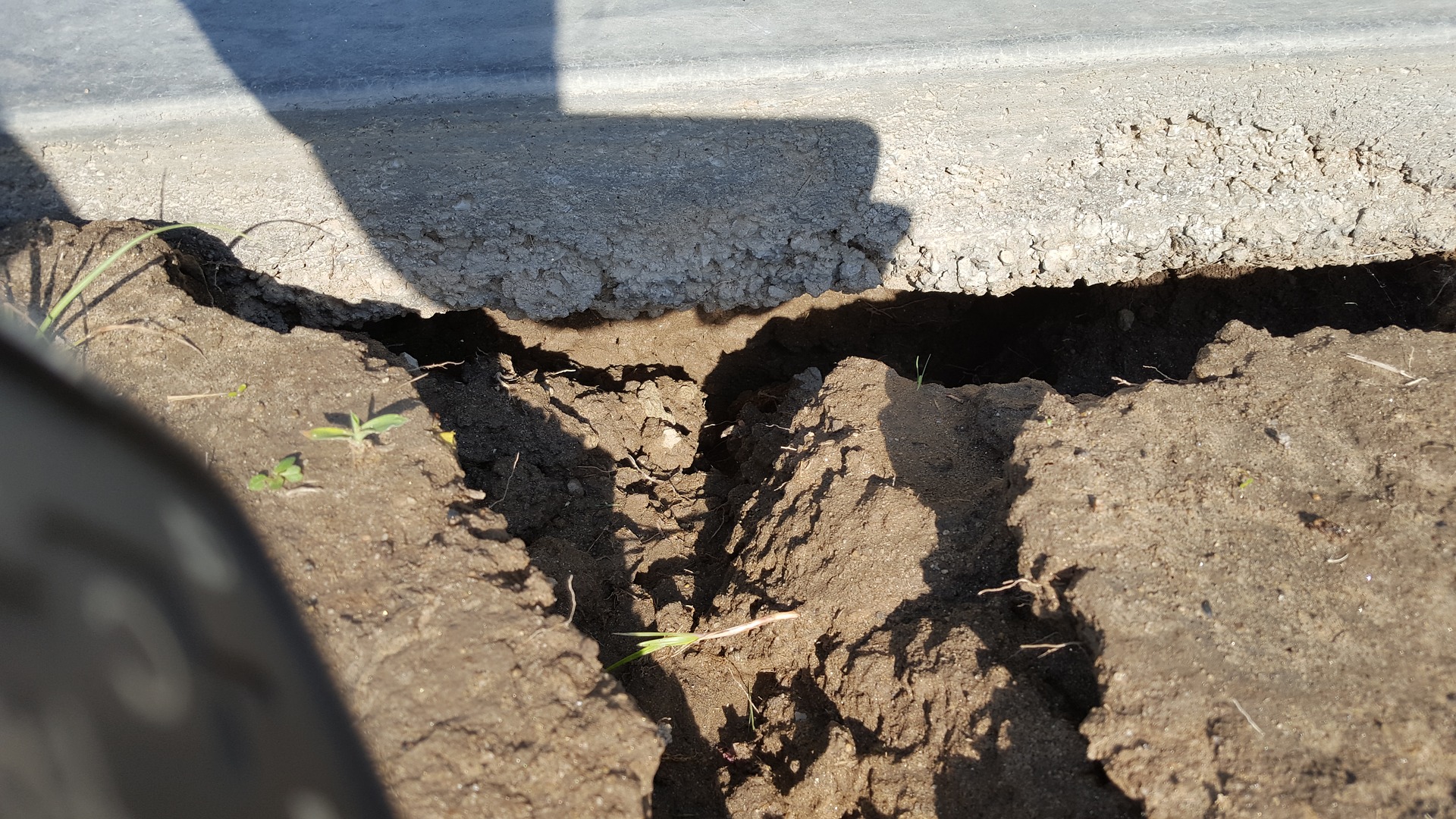 A cracked foundation, one of the things that should be on the list when disclosing defects when selling a home.