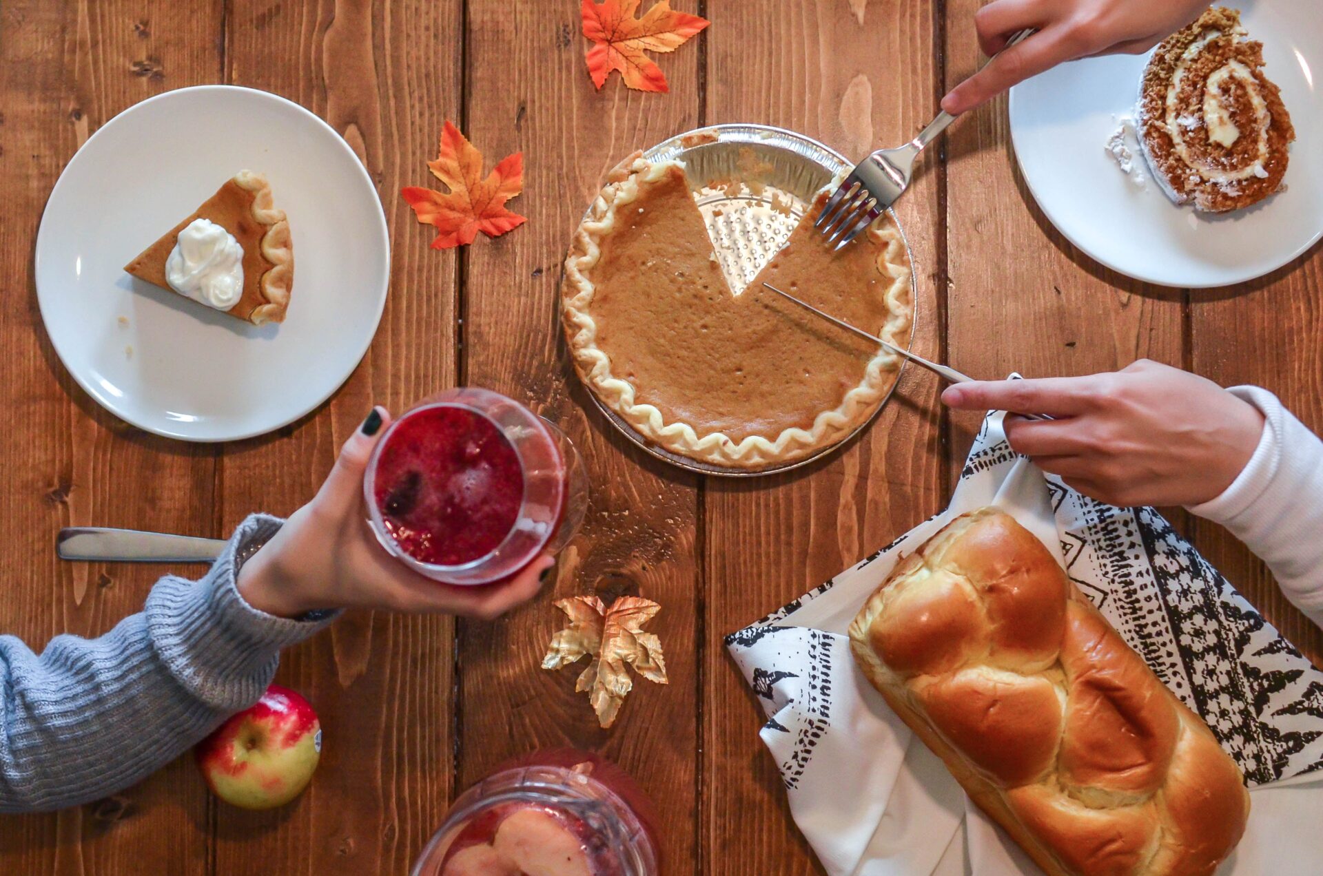 Friends happily wrapping up a holiday feast thanks to knowing how to avoid food poisoning